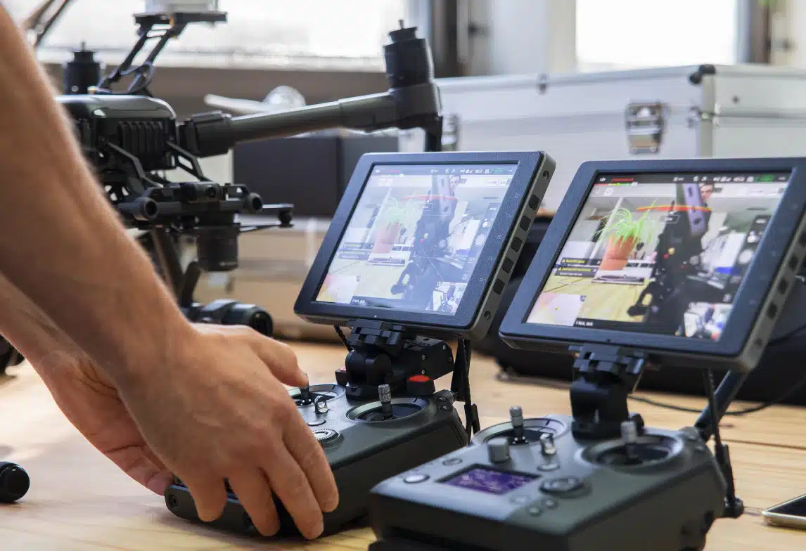 Formateurs Dronelis Academy en préparation de vol