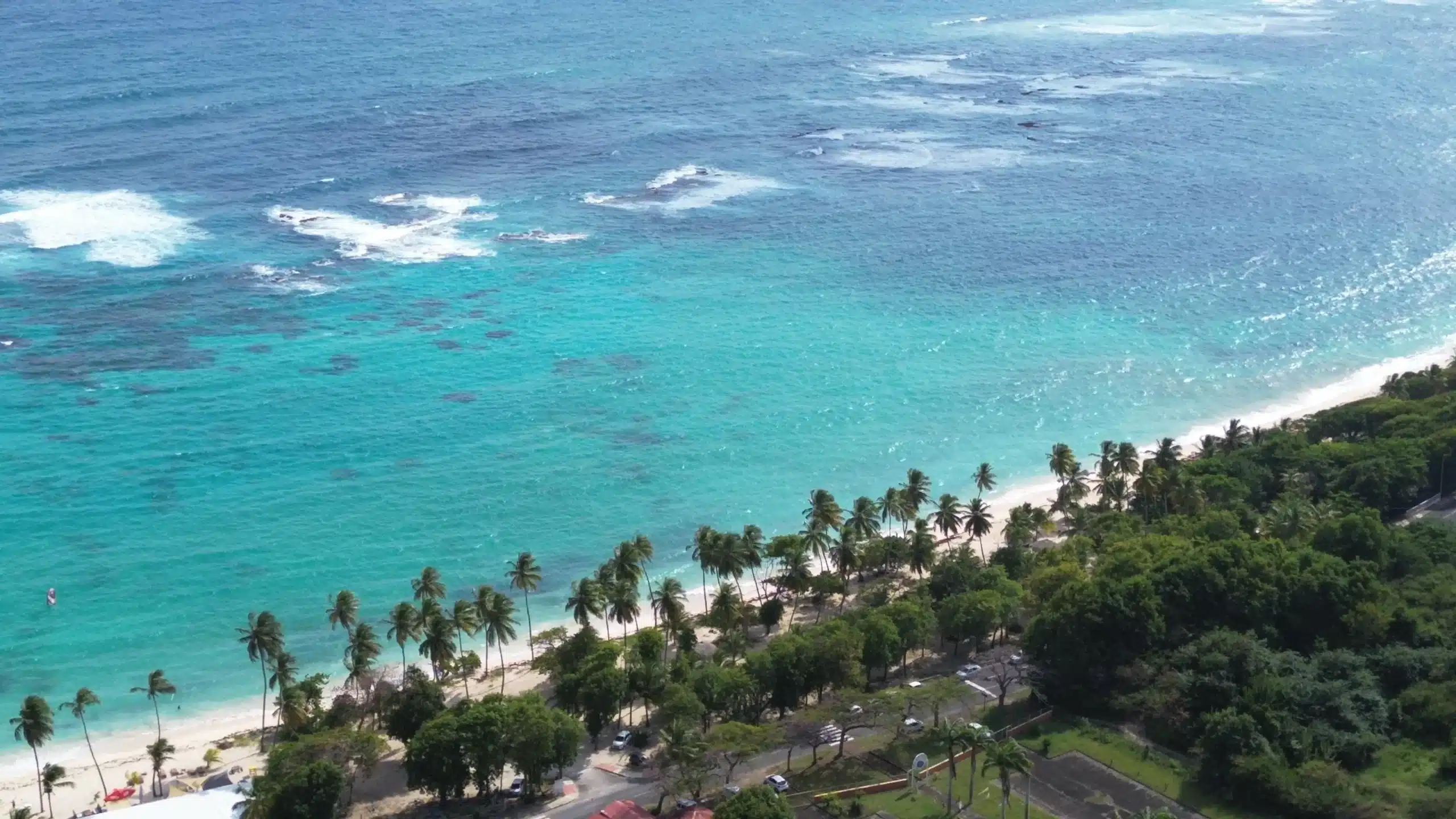 Vue aérienne par drone d’une plage de Guadeloupe